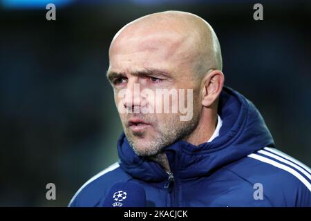 ALFRED SCHREUDER, Manager des Fußballvereins Ajax, wurde vor dem Spiel der UEFA Champions League im Ibrox-Stadion, Glasgow, Schottland, Großbritannien, interviewt Stockfoto