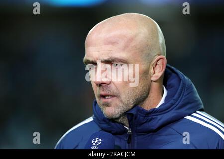 ALFRED SCHREUDER, Manager des Fußballvereins Ajax, wurde vor dem Spiel der UEFA Champions League im Ibrox-Stadion, Glasgow, Schottland, Großbritannien, interviewt Stockfoto