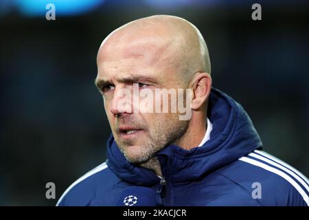 ALFRED SCHREUDER, Manager des Fußballvereins Ajax, wurde vor dem Spiel der UEFA Champions League im Ibrox-Stadion, Glasgow, Schottland, Großbritannien, interviewt Stockfoto