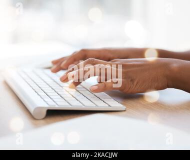 Keyboard, hands typing und Writer mit Recherchen für Website-Copywriting, Blog-Ideen oder Inspiration für Newsletter auf Bokeh. Desktop-Computer oder Büro Stockfoto
