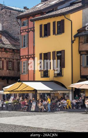 Piazza San Fedele Como, Blick im Sommer von Menschen sitzen an Tischen in der historischen Piazza San Fedele in der Stadt Como, Comer See, Lombardei Stockfoto