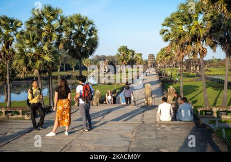 Angkor Wat, Kambodscha, 2. November 2022. Ein Reiseleiter spricht mit ausländischen Touristen im berühmten Angkor Wat in Kambodscha, 2. November 2022. Der Tourismus macht allmählich eine Wehr, mit rund 1.000 ausländischen Besuchern täglich, aber das ist immer noch nur ein Bruchteil der rund 6,5 Millionen, die 2019 vor der Covid-19-Pandemie besucht haben. Für die Touristen, die kommen, können sie eine einzigartige und nicht überlaufene Erfahrung haben, aber die lokale Wirtschaft, die so vom Tourismus abhängig ist, leidet weiterhin. Stockfoto