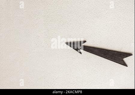 Holzpfeilzeiger nach links oben auf hellem Hintergrund Stockfoto