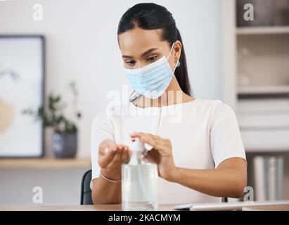 Bakterien, Covid und Frau, die sich bei der Arbeit in einem Büro die Hände putzt, um die Einhaltung der medizinischen und medizinischen Vorschriften zu gewährleisten. Mexiko, Coronavirus und Arbeiter in Gesichtsmaske Stockfoto