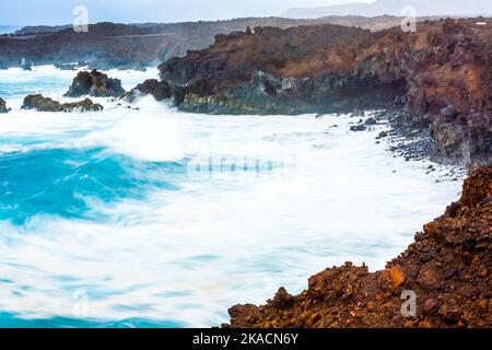 Küste von Los Hervideros mit riesigen Wellen auf Lanzarote Stockfoto