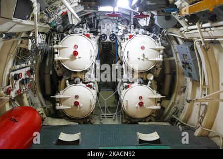 Blick auf den Torpedo-U-Boot-Starter im alten und pensionierten russischen U-Boot-Museum Pasopati 410. Keine Menschen. Stockfoto