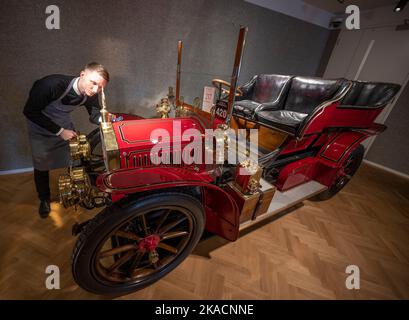 Bonhams, London, Großbritannien. 2. November 2022. ‘Bonhams Golden Age of Motoring Sale zeigt den ältesten Daimler auf der Straße und einen ehemaligen Stallfund, der Napier „Supercar“ restauriert hat. Bild: 1904 Napier 15HP Heckeingang Tonneau, Schätzung £275.000-350.000. Angeboten aus 66 Jahren Familienbesitz, in dem es vollständig restauriert wurde als Arbeit der Liebe aus einem Stall Fund, ist dieses frühe Leistung Auto für den Veteran Car Run, nachdem für mehrere Jahre in den Jahren 1980s und 1990s abgeschlossen. Quelle: Malcolm Park/Alamy Live News Stockfoto