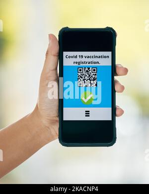 Hand, Impfung und qr-Code auf der App auf einem Telefon für die Registrierung für Reisesicherheit oder Schutz. Covid-Impfstoff, Barcode und digitales Zertifikat auf Stockfoto