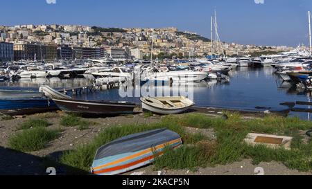 Stadt mit Blick auf den Hafen in Neapel Italien mit zahlreichen kleinen Booten blauen Himmel Stockfoto