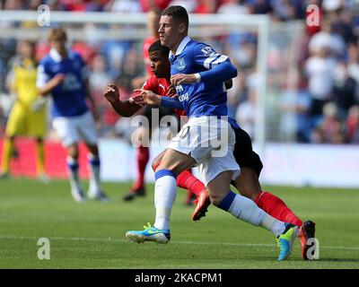 31.. August 2013- Barclays Premiership - Cardiff City vs Everton - Ross Barkley aus Everton ist mit Fraizer Campbell aus Cardiff City auf einer Stelle - Foto: Paul Roberts/Pathos. Stockfoto