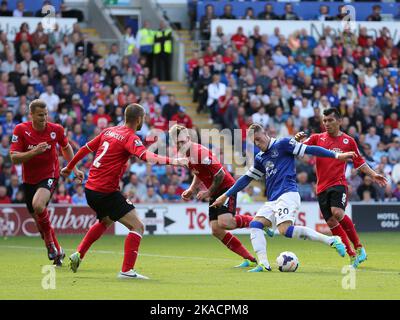 31.. August 2013- Barclays Premiership - Cardiff City vs Everton - Ross Barkley aus Everton versucht, sich durch die Verteidigung von Everton zu weben - Foto: Paul Roberts/Pathos. Stockfoto