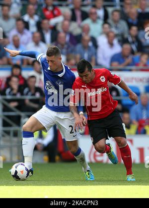 31.. August 2013- Barclays Premiership - Cardiff City vs Everton - Ross Barkley aus Everton scherzt mit Gary Medel aus Cardiff City - Foto: Paul Roberts/Pathos. Stockfoto