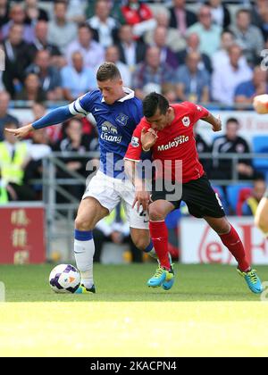 31.. August 2013- Barclays Premiership - Cardiff City vs Everton - Ross Barkley aus Everton scherzt mit Gary Medel aus Cardiff City - Foto: Paul Roberts/Pathos. Stockfoto