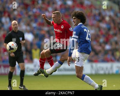 31.. August 2013- Barclays Premiership - Cardiff City vs Everton - Craig Bellamy von Cardiff City entäugt die athletische Marouane Fellaini von Everton - Foto: Paul Roberts/Pathos. Stockfoto