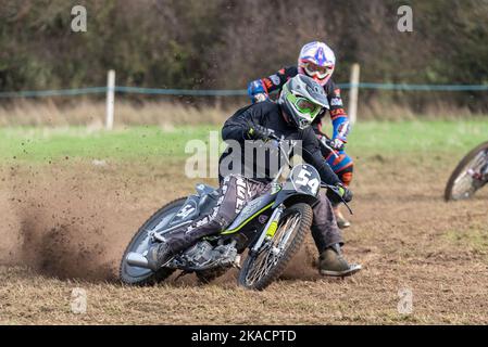 Ian Clark fährt bei einem grasstrack-Motorradrennen. Donut Meeting Veranstaltung organisiert vom Southend & District Motorcycle Club, Großbritannien. GT140 Einzelunterricht Stockfoto