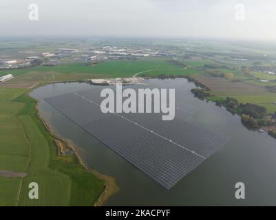 Der größte schwimmende Solarpark in Europa auf einem Sandgewinnungssee, Bomhofsplas in Zwolle, Niederlande. Nachhaltige Gewinnung erneuerbarer Energien Stockfoto
