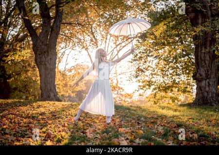 London, Großbritannien. 2.. November 2022. World Ballet Day: Die Zwillinge Abigail (im Bild) und Lauren Everard, beide Absolventen des klassischen Balletts der Theatertanzschule des London Studio Center (LSC), üben im Greenwich Park einige Bewegungen im Winter Licht und Farben für den World Ballet Day 2022. Kredit: Guy Corbishley/Alamy Live Nachrichten Stockfoto