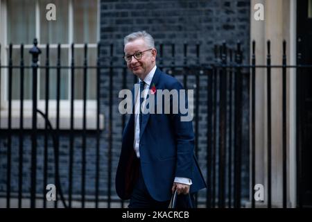 London, Großbritannien, 02/11/2022, MP Michael Gove, der Staatssekretär für Levelling, verlässt am 2.. November 2022 die Downing Street 10 in London. Stockfoto