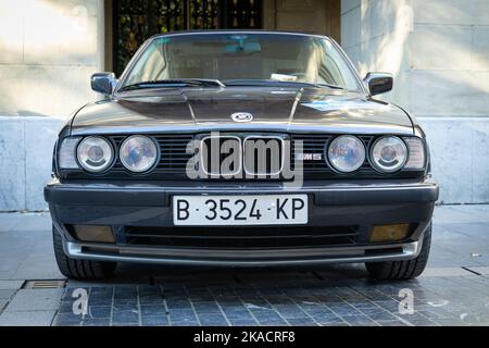 SAN SEBASTIAN, SPANIEN-22. OKTOBER 2022: 1987 BMW M5 (E34), Vorderansicht, dritte Generation des BMW 5 Series Stockfoto