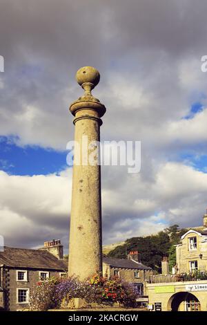 The Market Square and war Memorial, Settle, North Yorkshire, England, Großbritannien Stockfoto