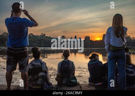 Angkor Wat, Kambodscha, 2. November 2022. Ausländische Touristen versammeln sich, um den Sonnenaufgang im berühmten Angkor Wat in Kambodscha zu beobachten, 2 Nov 2022. Der Tourismus macht allmählich einen Comback, mit rund 1.000 ausländischen Besuchern täglich, aber das ist immer noch nur ein Bruchteil der rund 6,5 Millionen, die 2019 vor der Covid-19-Pandemie über den Ort geschwarmmt haben, aber viele der Tempel bleiben ungewöhnlich leer. Für die Touristen, die kommen, können sie eine einzigartige und nicht überlaufene Erfahrung haben, aber die lokale Wirtschaft, die so vom Tourismus abhängig ist, leidet weiterhin. Stockfoto