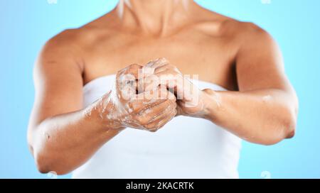 Waschen von Händen, Wasser oder kovidierten Bakterien Reinigung auf blauem Hintergrund, Studio oder Haus Badezimmer. Zoom, Frau und Seife, Sicherheit oder Wellness Hautpflege für Stockfoto