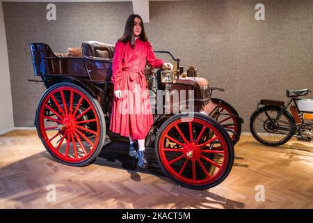 London, Großbritannien. 2. November 2022. A 1897 Daimler Twin-Cylinder 4HP Tonneau, (Schätzung: £225.000-275.000). Fotocall für den Bonhams Golden Age of Motoring Sale mit dem ältesten Daimler und einem ehemaligen Stallfind Napier ‘Supercar. Der Verkauf findet am 4. November statt. Kredit: amer ghazzal/Alamy Live Nachrichten Stockfoto