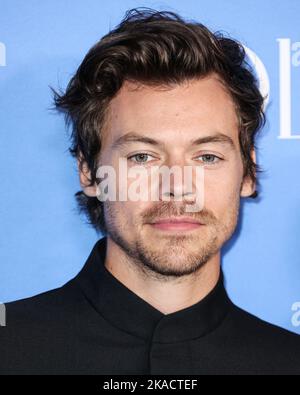 WESTWOOD, LOS ANGELES, KALIFORNIEN, USA - 01. NOVEMBER: Der englische Sänger, Songwriter und Schauspieler Harry Styles mit Gucci-Anzug kommt bei der Premiere von Amazon Prime Video's 'My Policeman' in Los Angeles an, die am 1. November 2022 im Regency Bruin Theater in Westwood, Los Angeles, Kalifornien, USA, stattfand. (Foto von Xavier Collin/Image Press Agency) Stockfoto