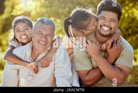 Glückliche Familie, Liebe und Kinder lächeln im Freien und verbinden sich für einen Sparschwein im Garten. Spaß Opa, entspannen Vater und Kinder spielen im Naturpark auf Stockfoto