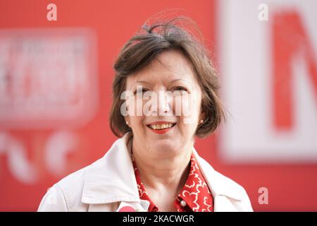 Die Generalsekretärin des TUC Frances O'Grady während eines Fotoanrufs vor der Central Hall in Westminster, im Zentrum von London, vor einer TUC-Kundgebung, die eine Parlamentswahl forderte. Bilddatum: Mittwoch, 2. November 2022. Stockfoto