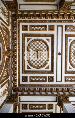 Dekorative neoklassizistische Decke (1930) in der Auberge des Dauphins (nach dem Petit Trianon Versailles) im Saou Forest Drôme Provence France Stockfoto