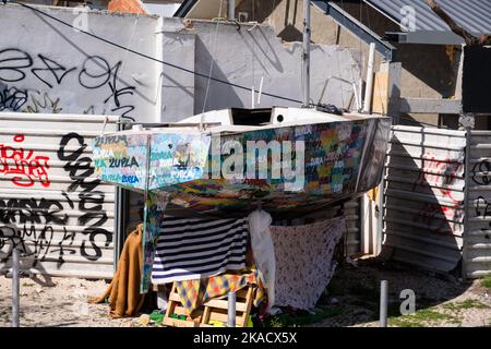 YACHTHAUS, TROCKENLAND, LISSABON: Ein Haus in einer Yacht an Land auf der Promenade Tejo entlang des Flusses Tejo (Rio Tejo), Lissabon, Portugal. Foto: Rob Watkins Stockfoto