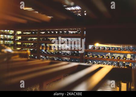 Weinflaschen im Kühlschrank aufbewahren. Kühlen und Konservieren von Wein. Selektiver Fokus. Stockfoto