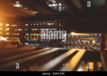 Weinflaschen im Kühlschrank aufbewahren. Kühlen und Konservieren von Wein. Selektiver Fokus. Stockfoto