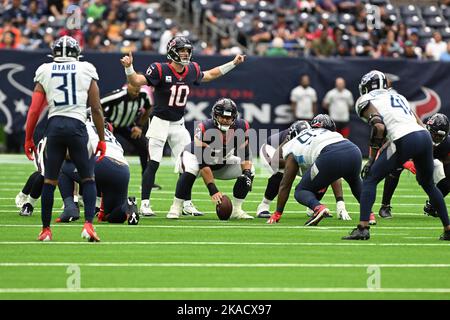 Houston Texans Quarterback Davis Mills (10) ruft während des zweiten Quartals des NFL Football Game zwischen den Tennessee Titans und dem Hous Signale auf Stockfoto