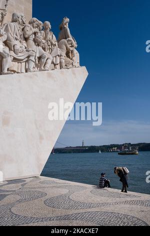 HENRY NAVIGATOR-DENKMAL: Padrão dos Descobrimentos-Denkmal an der Tejo-Promenade des Tejo-Flusses Tejo (Rio Tejo), Lissabon, Portugal. Foto: Rob Watkins Stockfoto