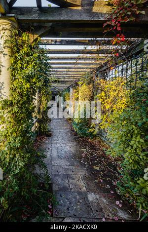 London's Hill Garden und Pergola in Hampstead im Herbst. Stockfoto