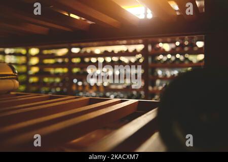 Weinflaschen im Kühlschrank aufbewahren. Kühlen und Konservieren von Wein. Selektiver Fokus. Stockfoto