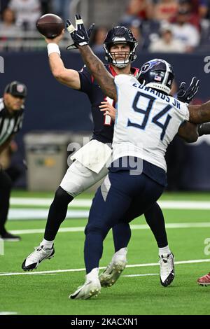 Houston Texans Quarterback Davis Mills (10) wirft während des NFL Football G unter Druck von Mario Edwards Jr. (94), dem Verteidigungsenden der Tennessee Titans Stockfoto