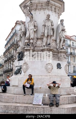 ALTSTADTPLATZ, LISSABON: Eine Straßenszene aus der Praca Luís de Camões in der Altstadt von Lissabon, Portugal, März 2022. Foto: Rob Watkins Stockfoto