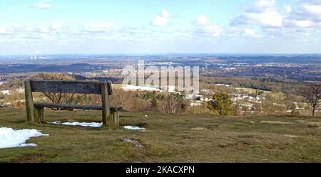 Bank auf einem Hügel mit Blick auf die Landschaft von Leicestershire an einem hellen Wintertag Stockfoto