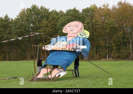 Edenbridge, Großbritannien. 2.. November 2022. Die Mitglieder der Edenbridge Fireworks Society haben ein gigantisches Abbild von Liz Truss, der ehemaligen Premierministerin des Vereinigten Königreichs, fertig gestellt. Quelle: James Boardman/Alamy Live News Stockfoto