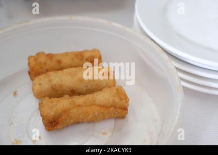 Bis Keemiya ist ein köstliches Gebäck, das mit Thunfisch, Ei, Gewürzen und Gemüse gefüllt ist. Dies ist so beliebt auf den Malediven, dass es ähnlich wie Brötchen und Samosa ist. Stockfoto