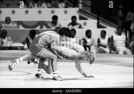 OLYMPIC SUMMERGAMES IN LOS ANGELES USA 1984ROGER TALLROTH Schweden Wrestling gegen Marcial Mischler Frankreich Stockfoto