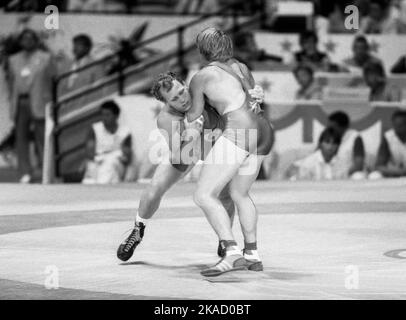OLYMPISCHES SUMMERGAMES IN LOS ANGELES USA 1984Sören Claesson Sweden und Klaus Myren im Wrestling im Bereich der Achtel Stockfoto