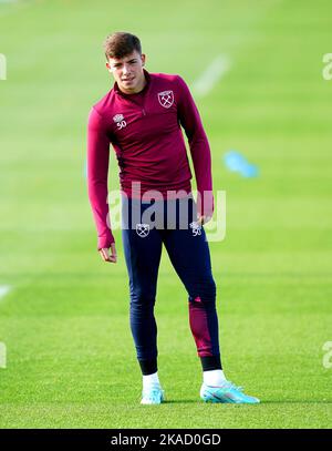 Harrison Ashby von West Ham United während einer Trainingseinheit im Rush Green Training Center, London. Bilddatum: Mittwoch, 2. November 2022. Stockfoto