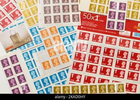 Eine Reihe von neuen und nicht verwendeten, aber traditionellen Briefmarken im alten Stil, die von der Royal Mail herausgegeben wurden und im Januar 2023 aus der Verwendung genommen werden sollen. Sie alle zeigen ein Profilporträt von Königin Elizabeth, der zweiten, QE2, der verstorbenen Königin des Vereinigten Königreichs. (132) Stockfoto