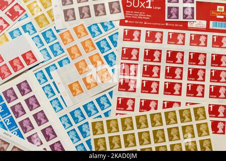 Eine Reihe von neuen und nicht verwendeten, aber traditionellen Briefmarken im alten Stil, die von der Royal Mail herausgegeben wurden und im Januar 2023 aus der Verwendung genommen werden sollen. Sie alle zeigen ein Profilporträt von Königin Elizabeth, der zweiten, QE2, der verstorbenen Königin des Vereinigten Königreichs. (132) Stockfoto