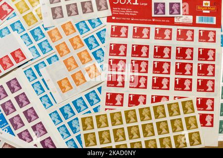 Eine Reihe von neuen und nicht verwendeten, aber traditionellen Briefmarken im alten Stil, die von der Royal Mail herausgegeben wurden und im Januar 2023 aus der Verwendung genommen werden sollen. Sie alle zeigen ein Profilporträt von Königin Elizabeth, der zweiten, QE2, der verstorbenen Königin des Vereinigten Königreichs. (132) Stockfoto