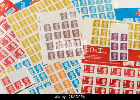 Eine Reihe von neuen und nicht verwendeten, aber traditionellen Briefmarken im alten Stil, die von der Royal Mail herausgegeben wurden und im Januar 2023 aus der Verwendung genommen werden sollen. Sie alle zeigen ein Profilporträt von Königin Elizabeth, der zweiten, QE2, der verstorbenen Königin des Vereinigten Königreichs. (132) Stockfoto